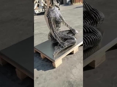 Bức tượng hình người kim loại trừu tượng hiện đại lớn