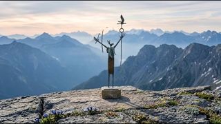 Tác phẩm điêu khắc bằng đồng đúc hình Ibex Shamanic hiện đại