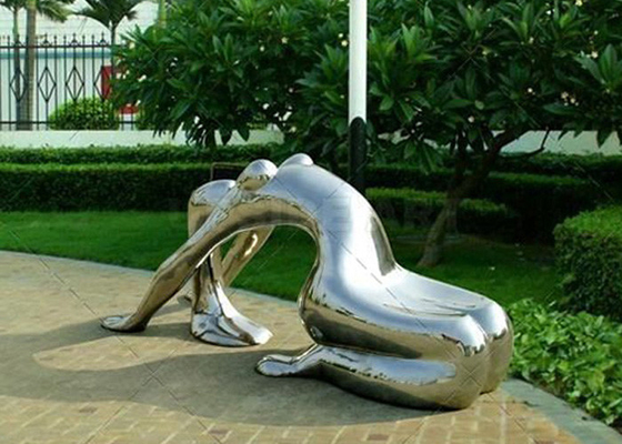 Nghệ thuật kim loại vườn hiện đại Người phụ nữ băng ghế tượng thép không gỉ đánh bóng