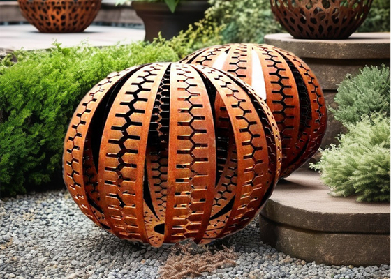 Mảnh điêu khắc vườn kim loại hình cầu rỉ sét lớn Corten Thiết kế quả bóng thép Kỹ thuật hàn