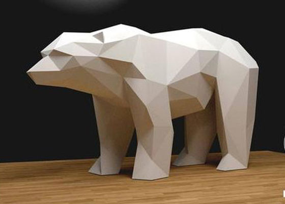 Tác phẩm điêu khắc gấu bằng thép không gỉ dài 120cm được sơn trắng
