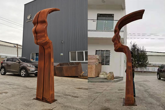 Tác phẩm điêu khắc mặt kim loại bằng thép Corten cao 3m mộc mạc cho sân vườn